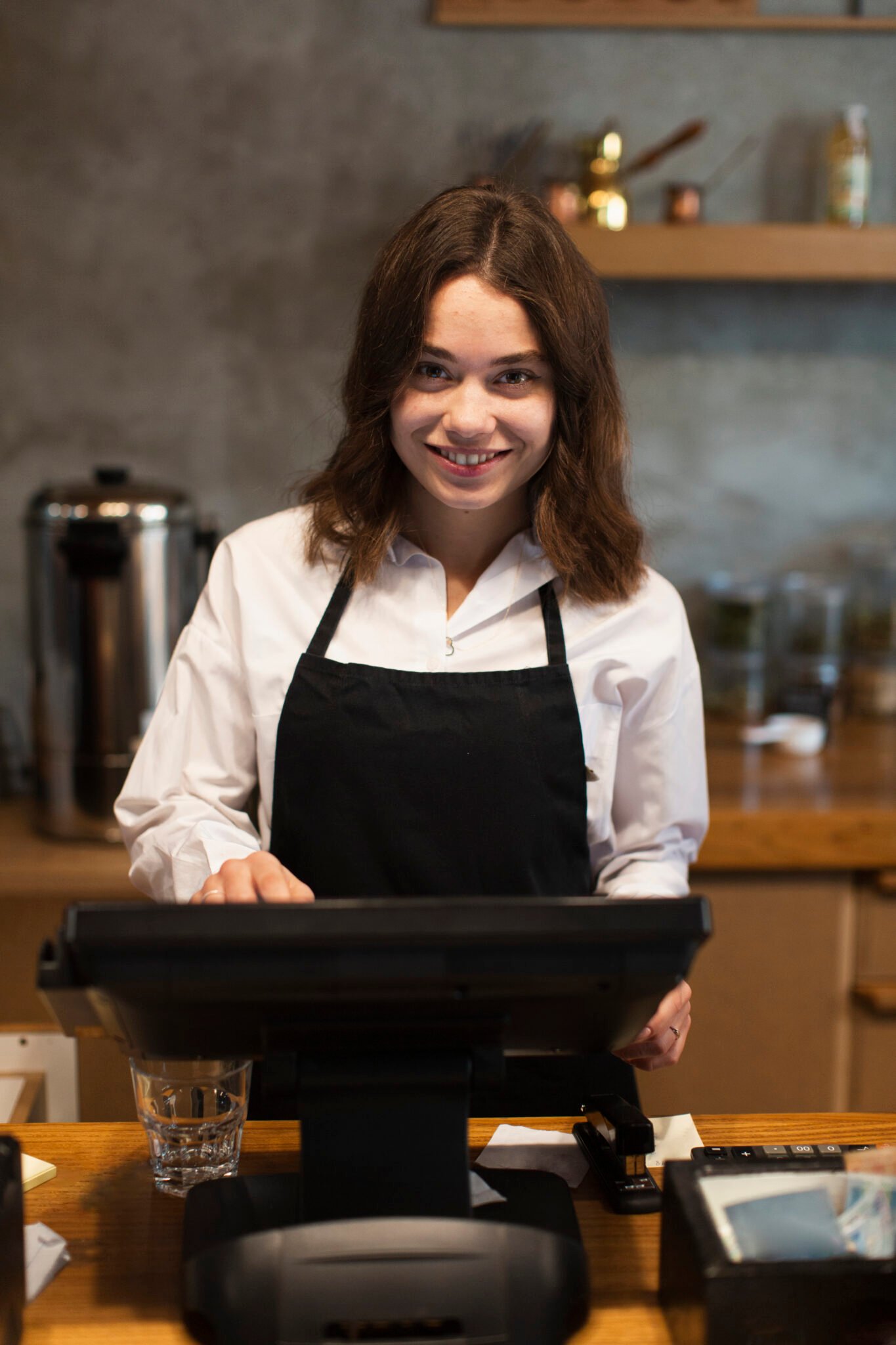 smiley-business-woman-working-cashier